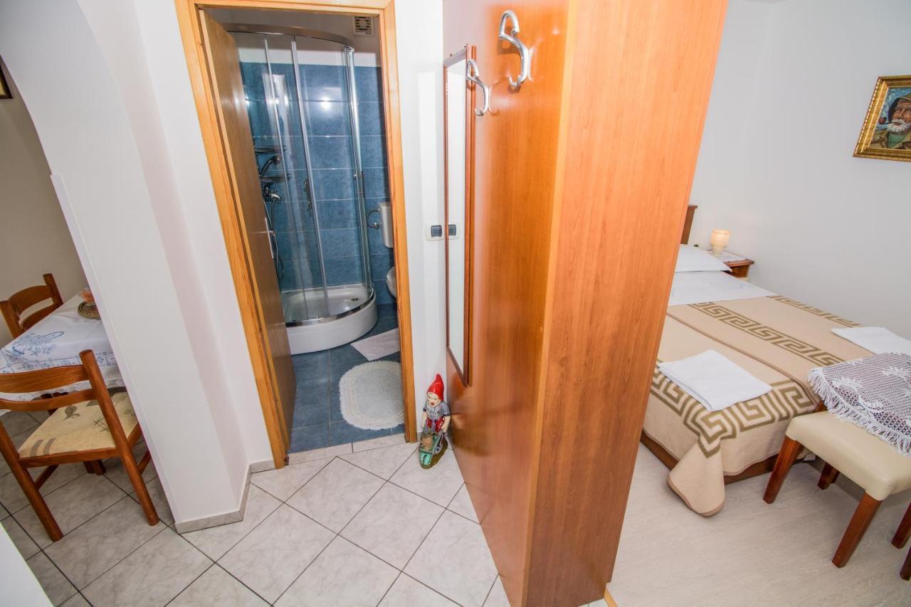 Rooms & Apartment Albina Baška Eksteriør billede